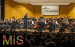 04.10..2025, Internationales Klassikfestival: Festival der Nationen 2025, im Kurhaus Bad Wrishofen (Unterallgu), Die international gefeierte Geigerin Soyoung Yoon (Sdkorea) fhrt Tschaikowskys Violinkonzert auf. Sie wurde 2012 mit dem Prix Young Artist of the Year beim Festival der Nationen ausgezeichnet. Mit dem Janacek Philharmonic Orchestra unter dem Dirigat von Andrey Boreyko. Sie tritt kurioserweise im Trachten-Dirndl aus einem Wrishofener Geschft auf, da ihr Gepck am Airport nicht angekommen war. Passend zur Oktoberfestzeit.
