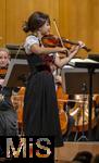 04.10..2025, Internationales Klassikfestival: Festival der Nationen 2025, im Kurhaus Bad Wrishofen (Unterallgu), Die international gefeierte Geigerin Soyoung Yoon (Sdkorea) fhrt Tschaikowskys Violinkonzert auf. Sie wurde 2012 mit dem Prix Young Artist of the Year beim Festival der Nationen ausgezeichnet. Mit dem Janacek Philharmonic Orchestra unter dem Dirigat von Andrey Boreyko. Sie tritt kurioserweise im Trachten-Dirndl aus einem Wrishofener Geschft auf, da ihr Gepck am Airport nicht angekommen war. Passend zur Oktoberfestzeit. 