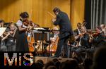 04.10..2025, Internationales Klassikfestival: Festival der Nationen 2025, im Kurhaus Bad Wrishofen (Unterallgu), Die international gefeierte Geigerin Soyoung Yoon (Sdkorea) fhrt Tschaikowskys Violinkonzert auf. Sie wurde 2012 mit dem Prix Young Artist of the Year beim Festival der Nationen ausgezeichnet. Mit dem Janacek Philharmonic Orchestra unter dem Dirigat von Andrey Boreyko. Sie tritt kurioserweise im Trachten-Dirndl aus einem Wrishofener Geschft auf, da ihr Gepck am Airport nicht angekommen war. Passend zur Oktoberfestzeit. 