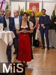 04.10..2025, Internationales Klassikfestival: Festival der Nationen 2025, im Kurhaus Bad Wrishofen (Unterallgu), Die international gefeierte Geigerin Soyoung Yoon (Sdkorea) im VIP-Zelt nach dem Konzert. Sie tritt kurioserweise im Trachten-Dirndl aus einem Wrishofener Geschft auf, da ihr Gepck am Airport nicht angekommen war. Passend zur Oktoberfestzeit. r