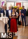 04.10..2025, Internationales Klassikfestival: Festival der Nationen 2025, im Kurhaus Bad Wrishofen (Unterallgu), Die international gefeierte Geigerin Soyoung Yoon (Sdkorea) im VIP-Zelt nach dem Konzert. Sie tritt kurioserweise im Trachten-Dirndl aus einem Wrishofener Geschft auf, da ihr Gepck am Airport nicht angekommen war. Passend zur Oktoberfestzeit. r
