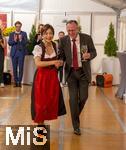 04.10..2025, Internationales Klassikfestival: Festival der Nationen 2025, im Kurhaus Bad Wrishofen (Unterallgu), Die international gefeierte Geigerin Soyoung Yoon (Sdkorea) im VIP-Zelt nach dem Konzert. Sie tritt kurioserweise im Trachten-Dirndl aus einem Wrishofener Geschft auf, da ihr Gepck am Airport nicht angekommen war. Passend zur Oktoberfestzeit. re: Intendant Werner Roch.