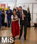 04.10..2025, Internationales Klassikfestival: Festival der Nationen 2025, im Kurhaus Bad Wrishofen (Unterallgu), Die international gefeierte Geigerin Soyoung Yoon (Sdkorea) im VIP-Zelt nach dem Konzert. Sie tritt kurioserweise im Trachten-Dirndl aus einem Wrishofener Geschft auf, da ihr Gepck am Airport nicht angekommen war. Passend zur Oktoberfestzeit. re: Intendant Werner Roch.