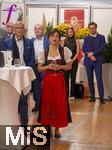 04.10..2025, Internationales Klassikfestival: Festival der Nationen 2025, im Kurhaus Bad Wrishofen (Unterallgu), Die international gefeierte Geigerin Soyoung Yoon (Sdkorea) im VIP-Zelt nach dem Konzert. Sie tritt kurioserweise im Trachten-Dirndl aus einem Wrishofener Geschft auf, da ihr Gepck am Airport nicht angekommen war. Passend zur Oktoberfestzeit. r