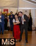 04.10..2025, Internationales Klassikfestival: Festival der Nationen 2025, im Kurhaus Bad Wrishofen (Unterallgu), Die international gefeierte Geigerin Soyoung Yoon (Sdkorea) im VIP-Zelt nach dem Konzert. Sie tritt kurioserweise im Trachten-Dirndl aus einem Wrishofener Geschft auf, da ihr Gepck am Airport nicht angekommen war. Passend zur Oktoberfestzeit. re: Intendant Werner Roch.