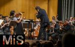 04.10..2025, Internationales Klassikfestival: Festival der Nationen 2025, im Kurhaus Bad Wrishofen (Unterallgu), Die international gefeierte Geigerin Soyoung Yoon (Sdkorea) fhrt Tschaikowskys Violinkonzert auf. Sie wurde 2012 mit dem Prix Young Artist of the Year beim Festival der Nationen ausgezeichnet. Mit dem Janacek Philharmonic Orchestra unter dem Dirigat von Andrey Boreyko. Sie tritt kurioserweise im Trachten-Dirndl aus einem Wrishofener Geschft auf, da ihr Gepck am Airport nicht angekommen war. Passend zur Oktoberfestzeit. 