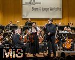 04.10..2025, Internationales Klassikfestival: Festival der Nationen 2025, im Kurhaus Bad Wrishofen (Unterallgu), Die international gefeierte Geigerin Soyoung Yoon (Sdkorea) fhrt Tschaikowskys Violinkonzert auf. Sie wurde 2012 mit dem Prix Young Artist of the Year beim Festival der Nationen ausgezeichnet. Mit dem Janacek Philharmonic Orchestra unter dem Dirigat von Andrey Boreyko. Sie tritt kurioserweise im Trachten-Dirndl aus einem Wrishofener Geschft auf, da ihr Gepck am Airport nicht angekommen war. Passend zur Oktoberfestzeit. 
