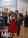 04.10..2025, Internationales Klassikfestival: Festival der Nationen 2025, im Kurhaus Bad Wrishofen (Unterallgu), Die international gefeierte Geigerin Soyoung Yoon (Sdkorea) im VIP-Zelt nach dem Konzert. Sie tritt kurioserweise im Trachten-Dirndl aus einem Wrishofener Geschft auf, da ihr Gepck am Airport nicht angekommen war. Passend zur Oktoberfestzeit. re: Intendant Werner Roch.