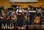 04.10..2025, Internationales Klassikfestival: Festival der Nationen 2025, im Kurhaus Bad Wrishofen (Unterallgu), Die international gefeierte Geigerin Soyoung Yoon (Sdkorea) fhrt Tschaikowskys Violinkonzert auf. Sie wurde 2012 mit dem Prix Young Artist of the Year beim Festival der Nationen ausgezeichnet. Mit dem Janacek Philharmonic Orchestra unter dem Dirigat von Andrey Boreyko. Sie tritt kurioserweise im Trachten-Dirndl aus einem Wrishofener Geschft auf, da ihr Gepck am Airport nicht angekommen war. Passend zur Oktoberfestzeit. 
