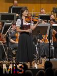 04.10..2025, Internationales Klassikfestival: Festival der Nationen 2025, im Kurhaus Bad Wrishofen (Unterallgu), Die international gefeierte Geigerin Soyoung Yoon (Sdkorea) fhrt Tschaikowskys Violinkonzert auf. Sie wurde 2012 mit dem Prix Young Artist of the Year beim Festival der Nationen ausgezeichnet. Mit dem Janacek Philharmonic Orchestra unter dem Dirigat von Andrey Boreyko. Sie tritt kurioserweise im Trachten-Dirndl aus einem Wrishofener Geschft auf, da ihr Gepck am Airport nicht angekommen war. Passend zur Oktoberfestzeit. 