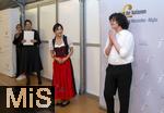 04.10..2025, Internationales Klassikfestival: Festival der Nationen 2025, im Kurhaus Bad Wrishofen (Unterallgu), Die international gefeierte Geigerin Soyoung Yoon (Sdkorea) im VIP-Zelt nach dem Konzert. Sie tritt kurioserweise im Trachten-Dirndl aus einem Wrishofener Geschft auf, da ihr Gepck am Airport nicht angekommen war. Passend zur Oktoberfestzeit. re: Junges Ausnahmetalent Tsotne Zedginidze (Georgien) am Klavier, ausgezeichnet mit dem Prix Young Artist of the Year 2025. 