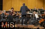 04.10..2025, Internationales Klassikfestival: Festival der Nationen 2025, im Kurhaus Bad Wrishofen (Unterallgu), Die international gefeierte Geigerin Soyoung Yoon (Sdkorea) fhrt Tschaikowskys Violinkonzert auf. Sie wurde 2012 mit dem Prix Young Artist of the Year beim Festival der Nationen ausgezeichnet. Mit dem Janacek Philharmonic Orchestra unter dem Dirigat von Andrey Boreyko. Sie tritt kurioserweise im Trachten-Dirndl aus einem Wrishofener Geschft auf, da ihr Gepck am Airport nicht angekommen war. Passend zur Oktoberfestzeit.