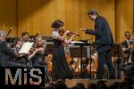 04.10..2025, Internationales Klassikfestival: Festival der Nationen 2025, im Kurhaus Bad Wrishofen (Unterallgu), Die international gefeierte Geigerin Soyoung Yoon (Sdkorea) fhrt Tschaikowskys Violinkonzert auf. Sie wurde 2012 mit dem Prix Young Artist of the Year beim Festival der Nationen ausgezeichnet. Mit dem Janacek Philharmonic Orchestra unter dem Dirigat von Andrey Boreyko. Sie tritt kurioserweise im Trachten-Dirndl aus einem Wrishofener Geschft auf, da ihr Gepck am Airport nicht angekommen war. Passend zur Oktoberfestzeit. 