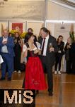 04.10..2025, Internationales Klassikfestival: Festival der Nationen 2025, im Kurhaus Bad Wrishofen (Unterallgu), Die international gefeierte Geigerin Soyoung Yoon (Sdkorea) im VIP-Zelt nach dem Konzert. Sie tritt kurioserweise im Trachten-Dirndl aus einem Wrishofener Geschft auf, da ihr Gepck am Airport nicht angekommen war. Passend zur Oktoberfestzeit. re: Intendant Werner Roch.