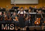 04.10..2025, Internationales Klassikfestival: Festival der Nationen 2025, im Kurhaus Bad Wrishofen (Unterallgu), Die international gefeierte Geigerin Soyoung Yoon (Sdkorea) fhrt Tschaikowskys Violinkonzert auf. Sie wurde 2012 mit dem Prix Young Artist of the Year beim Festival der Nationen ausgezeichnet. Mit dem Janacek Philharmonic Orchestra unter dem Dirigat von Andrey Boreyko. Sie tritt kurioserweise im Trachten-Dirndl aus einem Wrishofener Geschft auf, da ihr Gepck am Airport nicht angekommen war. Passend zur Oktoberfestzeit. 