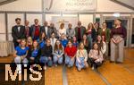 04.10..2025, Internationales Klassikfestival: Festival der Nationen 2025, im Kurhaus Bad Wrishofen (Unterallgu), BJBO Youngstars - ASM - Bezirk Mindelheim, Gruppenfoto der Jungmusikern mit Sponsor Hans Joachim Kania und Marieluise Vorwerk, und weiteren.
