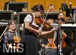 04.10..2025, Internationales Klassikfestival: Festival der Nationen 2025, im Kurhaus Bad Wrishofen (Unterallgu), Die international gefeierte Geigerin Soyoung Yoon (Sdkorea) fhrt Tschaikowskys Violinkonzert auf. Sie wurde 2012 mit dem Prix Young Artist of the Year beim Festival der Nationen ausgezeichnet. Mit dem Janacek Philharmonic Orchestra unter dem Dirigat von Andrey Boreyko. Sie tritt kurioserweise im Trachten-Dirndl aus einem Wrishofener Geschft auf, da ihr Gepck am Airport nicht angekommen war. Passend zur Oktoberfestzeit. 
