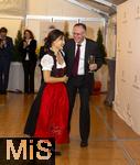 04.10..2025, Internationales Klassikfestival: Festival der Nationen 2025, im Kurhaus Bad Wrishofen (Unterallgu), Die international gefeierte Geigerin Soyoung Yoon (Sdkorea) im VIP-Zelt nach dem Konzert. Sie tritt kurioserweise im Trachten-Dirndl aus einem Wrishofener Geschft auf, da ihr Gepck am Airport nicht angekommen war. Passend zur Oktoberfestzeit. re: Intendant Werner Roch.