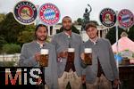 05.10.2025, Fussball Bundesliga 2025/2026, FC Bayern Mnchen Wiesnbesuch auf dem Oktoberfest 2025,  v.li: Serge Gnabry (FC Bayern Mnchen), Jonathan Tah (FC Bayern Mnchen), Tom Bischof (Bayern Mnchen) 