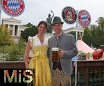 05.10.2025, Fussball Bundesliga 2025/2026, FC Bayern Mnchen Wiesnbesuch auf dem Oktoberfest 2025, Joshua Kimmich (FC Bayern Mnchen) mit Ehefrau Lina.