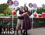 05.10.2025, Fussball Bundesliga 2025/2026, FC Bayern Mnchen Wiesnbesuch auf dem Oktoberfest 2025, li: Sportvorstand Max Eberl (Bayern Mnchen) mit weiblicher Begleitung, Natascha Fruscella