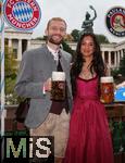 05.10.2025, Fussball Bundesliga 2025/2026, FC Bayern Mnchen Wiesnbesuch auf dem Oktoberfest 2025, Konrad Laimer (FC Bayern Mnchen) mit Ehefrau Ines-Sarah 