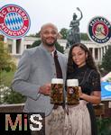 05.10.2025, Fussball Bundesliga 2025/2026, FC Bayern Mnchen Wiesnbesuch auf dem Oktoberfest 2025, Trainer Vincent Kompany (FC Bayern Mnchen) mit Ehefrau Carla