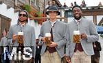 05.10.2025, Fussball Bundesliga 2025/2026, FC Bayern Mnchen Wiesnbesuch auf dem Oktoberfest 2025, v.li: Michael Olise (FC Bayern Mnchen), Jamal Musiala (Bayern Mnchen), Alphonso Davies (FC Bayern Mnchen), 