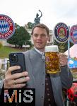 05.10.2025, Fussball Bundesliga 2025/2026, FC Bayern Mnchen Wiesnbesuch auf dem Oktoberfest 2025, Torwart Manuel Neuer (FC Bayern Mnchen) macht ein Selfie.