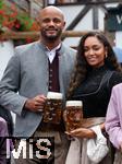 05.10.2025, Fussball Bundesliga 2025/2026, FC Bayern Mnchen Wiesnbesuch auf dem Oktoberfest 2025, Trainer Vincent Kompany (FC Bayern Mnchen) mit Ehefrau Carla