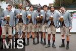 05.10.2025, Fussball Bundesliga 2025/2026, FC Bayern Mnchen Wiesnbesuch auf dem Oktoberfest 2025, v.li:  Tom Bischof (Bayern Mnchen), Jonathan Tah (FC Bayern Mnchen), Hiroki Ito (FC Bayern Mnchen), Nicolas Jackson (FC Bayern Mnchen), Min-jae Kim (Bayern Mnchen, Minjae Kim), Serge Gnabry (FC Bayern Mnchen), Raphael Guerreiro (FC Bayern Mnchen) 