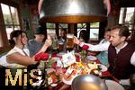 05.10.2025, Fussball Bundesliga 2025/2026, FC Bayern Mnchen Wiesnbesuch auf dem Oktoberfest 2025,  Joshua Kimmich (FC Bayern Mnchen) mit Frau, Harry Kane (FC Bayern Mnchen) mit Frau, Konrad Laimer (FC Bayern Mnchen) mit Frau.