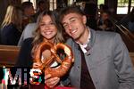 05.10.2025, Fussball Bundesliga 2025/2026, FC Bayern Mnchen Wiesnbesuch auf dem Oktoberfest 2025,  re: Tom Bischof (Bayern Mnchen) mit Freundin Josefine Scholl.