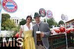 05.10.2025, Fussball Bundesliga 2025/2026, FC Bayern Mnchen Wiesnbesuch auf dem Oktoberfest 2025,  Joshua Kimmich (FC Bayern Mnchen) mit Ehefrau