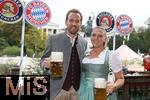 05.10.2025, Fussball Bundesliga 2025/2026, FC Bayern Mnchen Wiesnbesuch auf dem Oktoberfest 2025,  Harry Kane (FC Bayern Mnchen)  mit Ehefrau
