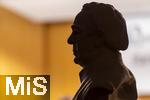 05.10..2025, Internationales Klassikfestival: Festival der Nationen 2025, im Kurhaus Bad Wrishofen (Unterallgu), Abschlussgala: Arienabend mit Elena Garanca (Mezzosopran), Dirigent Karel Mark Chichon, Janacek Philharmonic Orchestra Prag,  Bste von Pfarrer Sebastian Kneipp im Gegenlicht