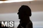 05.10..2025, Internationales Klassikfestival: Festival der Nationen 2025, im Kurhaus Bad Wrishofen (Unterallgu), Abschlussgala: Arienabend mit Elena Garanca (Mezzosopran), Dirigent Karel Mark Chichon, Janacek Philharmonic Orchestra Prag,  Bste von Pfarrer Sebastian Kneipp im Gegenlicht