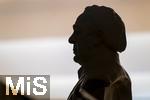 05.10..2025, Internationales Klassikfestival: Festival der Nationen 2025, im Kurhaus Bad Wrishofen (Unterallgu), Abschlussgala: Arienabend mit Elena Garanca (Mezzosopran), Dirigent Karel Mark Chichon, Janacek Philharmonic Orchestra Prag,  Bste von Pfarrer Sebastian Kneipp im Gegenlicht