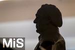 05.10..2025, Internationales Klassikfestival: Festival der Nationen 2025, im Kurhaus Bad Wrishofen (Unterallgu), Abschlussgala: Arienabend mit Elena Garanca (Mezzosopran), Dirigent Karel Mark Chichon, Janacek Philharmonic Orchestra Prag,  Bste von Pfarrer Sebastian Kneipp im Gegenlicht