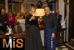 05.10..2025, Internationales Klassikfestival: Festival der Nationen 2025,  Bad Wrishofen (Unterallgu), Abschlussgala: nach dem Arienabend die Schlussfeier im Hotel Tanneck Bad Wrishofen, mit Elena Garanca (Mezzosopran), Dirigent Karel Mark Chichon, nach dem traditionellen Anzapfen des Bierfasses. 