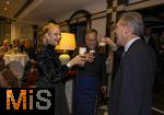 05.10..2025, Internationales Klassikfestival: Festival der Nationen 2025,  Bad Wrishofen (Unterallgu), Abschlussgala: nach dem Arienabend die Schlussfeier im Hotel Tanneck Bad Wrishofen, mit Elena Garanca (Mezzosopran), Dirigent Karel Mark Chichon, nach dem traditionellen Anzapfen des Bierfasses. re: Winfried Roch 