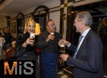 05.10..2025, Internationales Klassikfestival: Festival der Nationen 2025,  Bad Wrishofen (Unterallgu), Abschlussgala: nach dem Arienabend die Schlussfeier im Hotel Tanneck Bad Wrishofen, mit Elena Garanca (Mezzosopran), Dirigent Karel Mark Chichon, nach dem traditionellen Anzapfen des Bierfasses. re: Winfried Roch 
