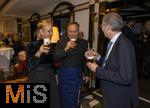 05.10..2025, Internationales Klassikfestival: Festival der Nationen 2025,  Bad Wrishofen (Unterallgu), Abschlussgala: nach dem Arienabend die Schlussfeier im Hotel Tanneck Bad Wrishofen, mit Elena Garanca (Mezzosopran), Dirigent Karel Mark Chichon, nach dem traditionellen Anzapfen des Bierfasses. re: Winfried Roch  