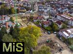 08.10.2025, Baustelle Lwenbru-Areal Bad Wrishofen, das alte Restaurant und ehemalige Brauerei wurde 2022 abgerissen um eine neue Wohnanlage zu errichten. Anfang Oktober Baubeginn der Firma Glass. Zwei groe Krne wurden aufgebaut, das Erdreich und Kies groflchig abgetragen und mit Lastwagen weggefahren.