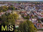 08.10.2025, Baustelle Lwenbru-Areal Bad Wrishofen, das alte Restaurant und ehemalige Brauerei wurde 2022 abgerissen um eine neue Wohnanlage zu errichten. Anfang Oktober Baubeginn der Firma Glass. Zwei groe Krne wurden aufgebaut, das Erdreich und Kies groflchig abgetragen und mit Lastwagen weggefahren.