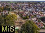 08.10.2025, Baustelle Lwenbru-Areal Bad Wrishofen, das alte Restaurant und ehemalige Brauerei wurde 2022 abgerissen um eine neue Wohnanlage zu errichten. Anfang Oktober Baubeginn der Firma Glass. Zwei groe Krne wurden aufgebaut, das Erdreich und Kies groflchig abgetragen und mit Lastwagen weggefahren.