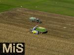 01.10.2025, Bad Wrishofen, Der reife Mais wird von Landwirten abgeerntet, auf einem Feld bei Bad Wrishofen im Unterallgu.  Luftbild 