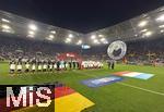 10.10.2025, Fussball WM-Qualifikation Europa 2025/26, 7.Spieltag,  Deutschland - Luxemburg, in der PreZero-Arena (Sinsheim). Die deutschen Fans feiern mit einer Choregrafie - Mut Strke Leidenschaft, vorne stehen beide Mannschaften in einer Reihe