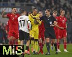 10.10.2025, Fussball WM-Qualifikation Europa 2025/26, 7.Spieltag,  Deutschland - Luxemburg, in der PreZero-Arena (Sinsheim). Schiedsrichter Nenad Minakovic (Serbien) Torwart Anthony Moris (Luxemburg) und Seid Korac (Luxemburg) diskutieren.