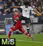 10.10.2025, Fussball WM-Qualifikation Europa 2025/26, 7.Spieltag,  Deutschland - Luxemburg, in der PreZero-Arena (Sinsheim). v.l. Florian Bohnert (Luxemburg) gegen  Karim Adeyemi (Deutschland) 